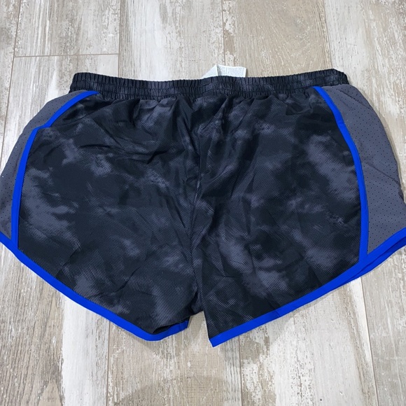 Under Armour Shorts - Picture 2 of 3